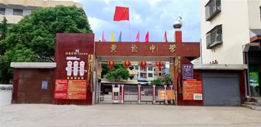 新宁县阳光医院医务科值班人员向记者证实,确实有多名来自黄龙中学的
