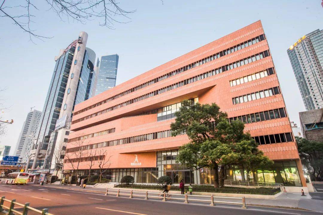 静安区文化馆静安区文化馆创建于1958年,是一座融合中西时尚元素的新