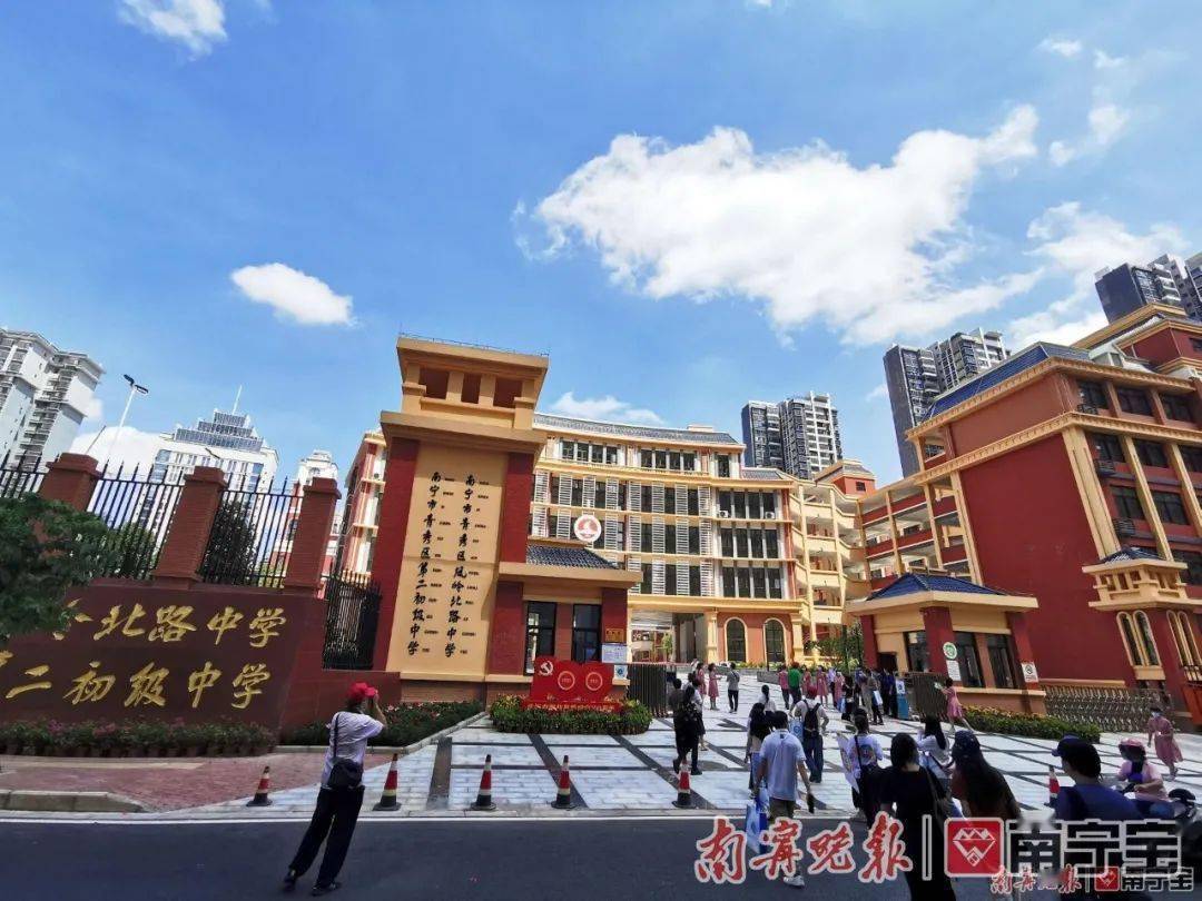 网友参观崭新漂亮的南宁市青秀区凤岭北路中学.