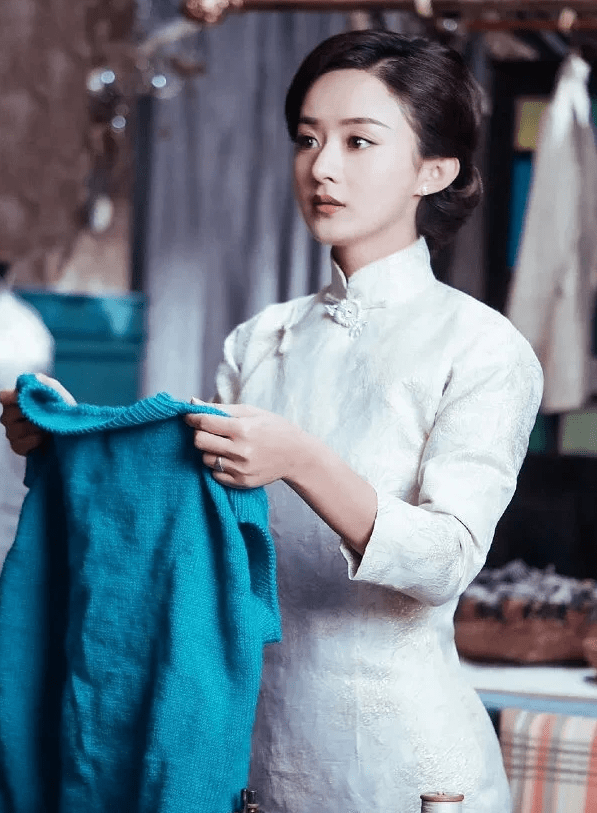 身材 被邱淑贞女儿惊艳到了，穿印花旗袍优雅又显贵气，身材好确实抢镜