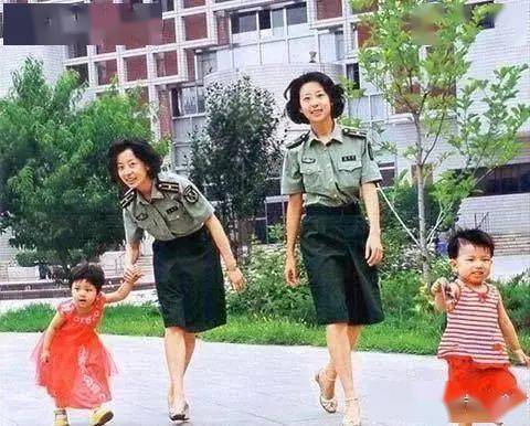 1999年国庆阅兵场上的双胞胎"姐妹花"现状如何?_张莉莉