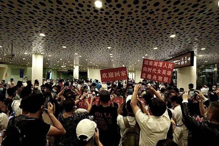 中国华润大厦亮灯一起亮灯,"欢迎孟晚舟回家"的标语在楼宇幕墙上滚动