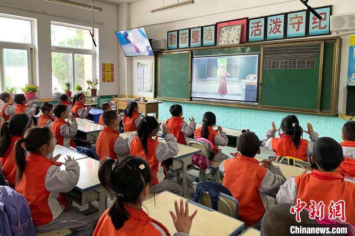 白面民族小学二年级学生的音乐课堂,由银川市兴庆区十八小老师通过