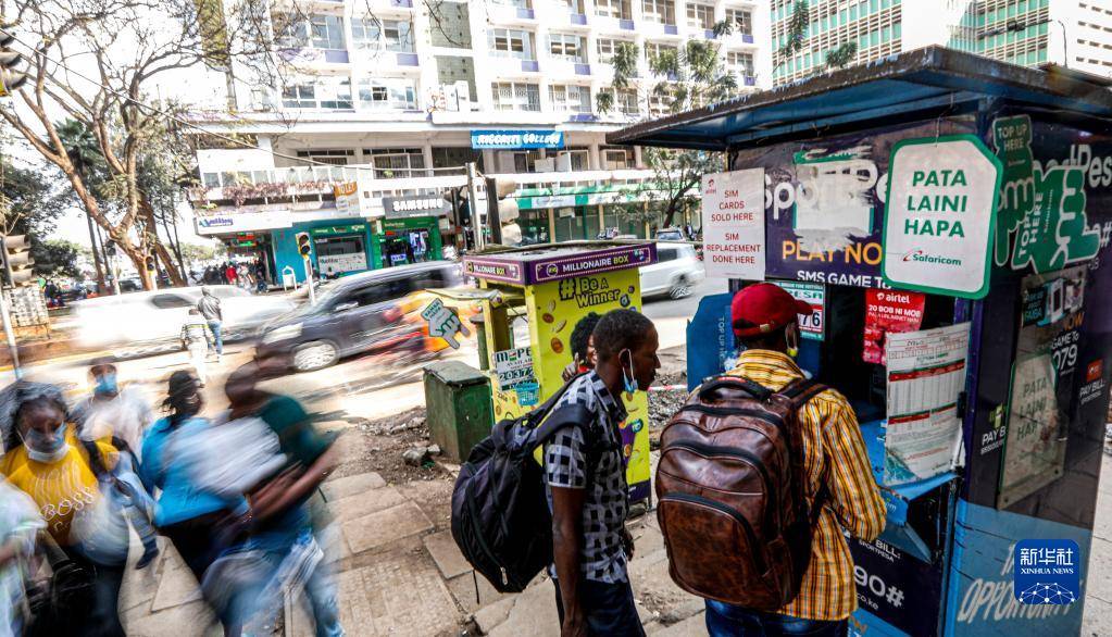 9月16日,人们在肯尼亚首都内罗毕市中心一处m-pesa代理网点办理业务.