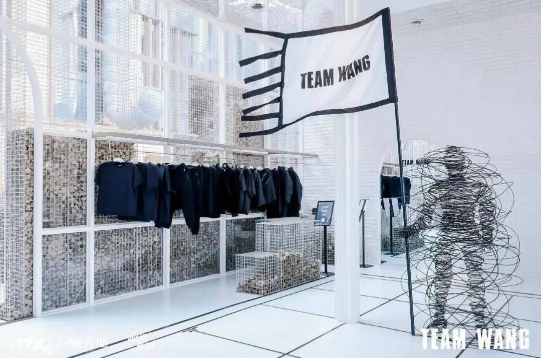 这次呈现于深圳万象天地·水广场的team wang「standard」限时概念