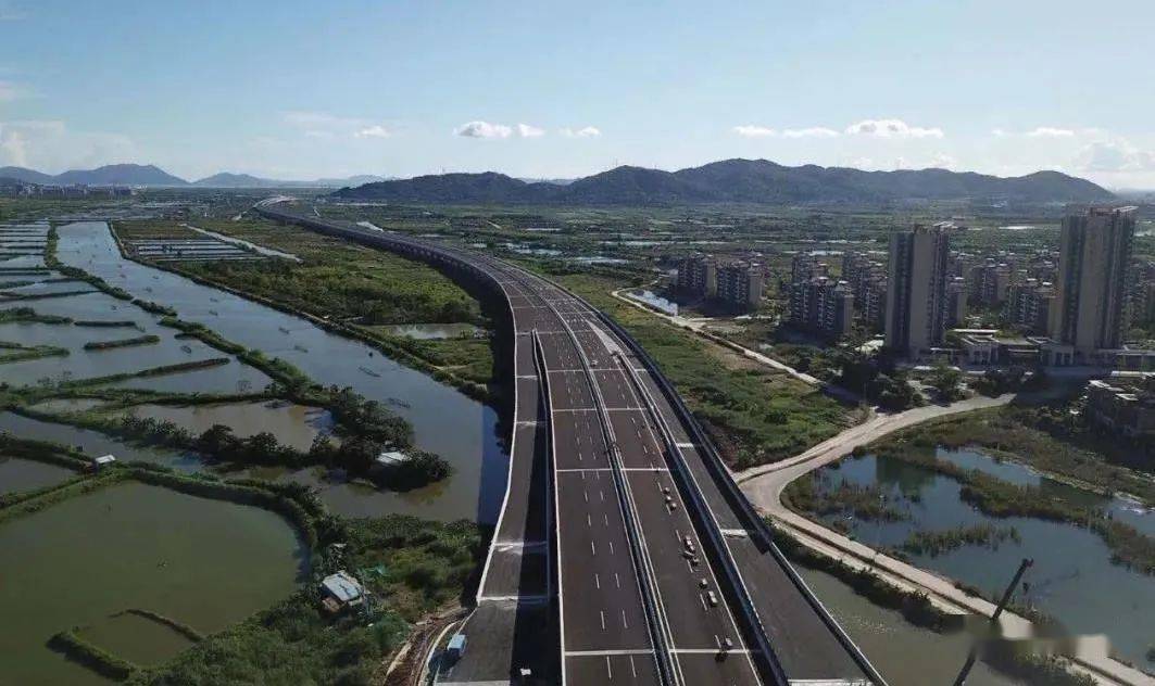 终点位于高栏港高速公路,二期工程起点对接在建的一期工程,鹤港