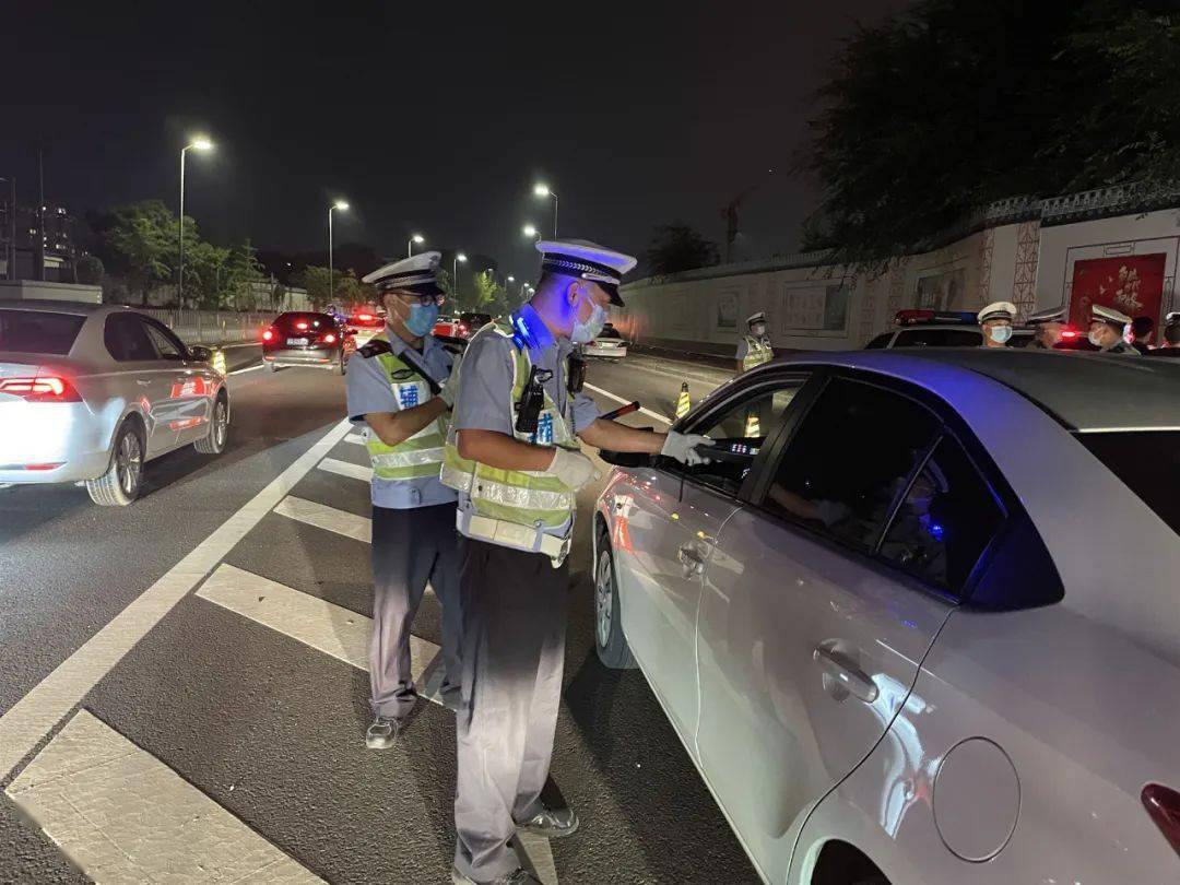 昨夜交警多路段查酒驾