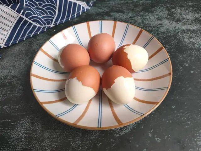煮鸡蛋,不要只用清水,水中多加两样,蛋壳一剥就掉,特省事