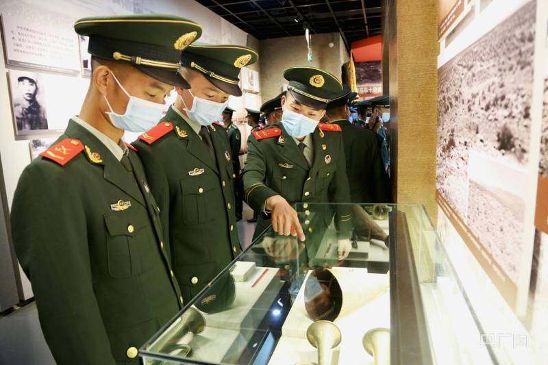 武警哈密支队官兵这样缅怀革命先烈