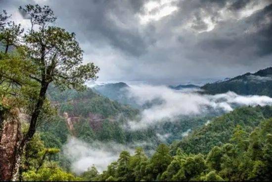 鱼水旅游风景区位于阳山县城南约10公里处,与"桂林山水"有异曲同工之