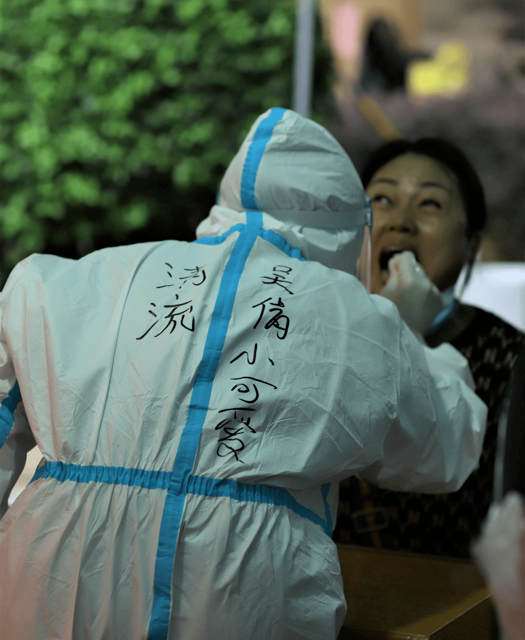 9月14日,晋江参与疫情防控的医护人员穿上防护服后,在背后写上姓名