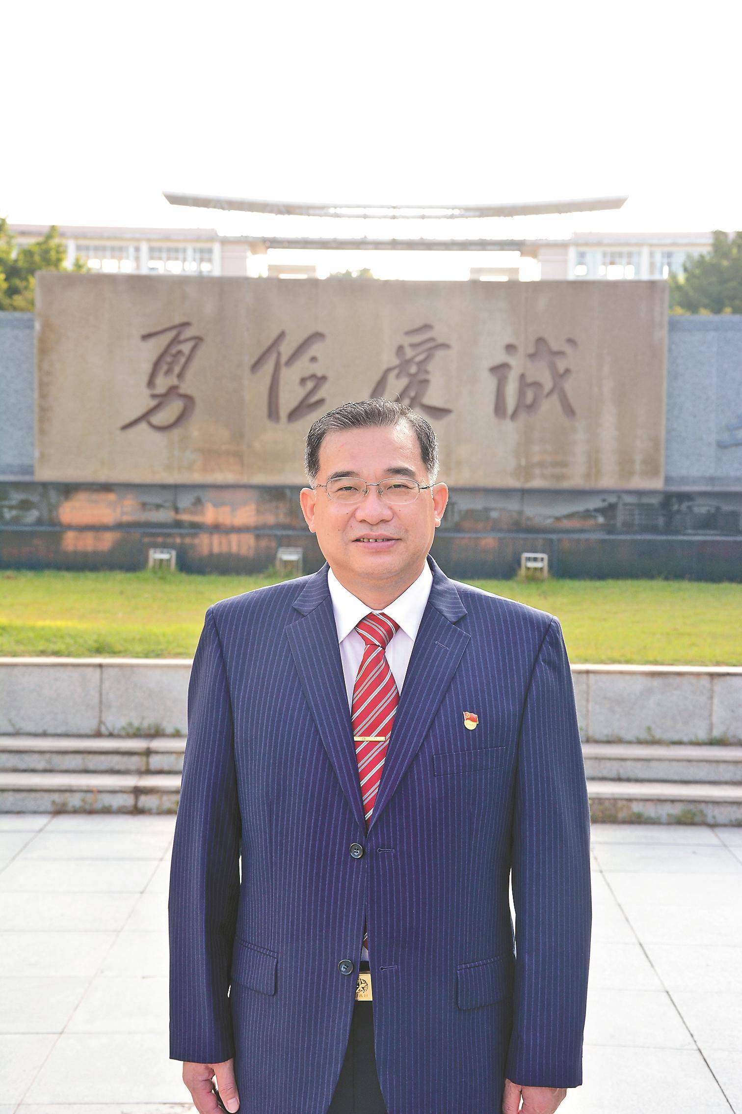 广东梅县东山中学党委书记,校长郭思健