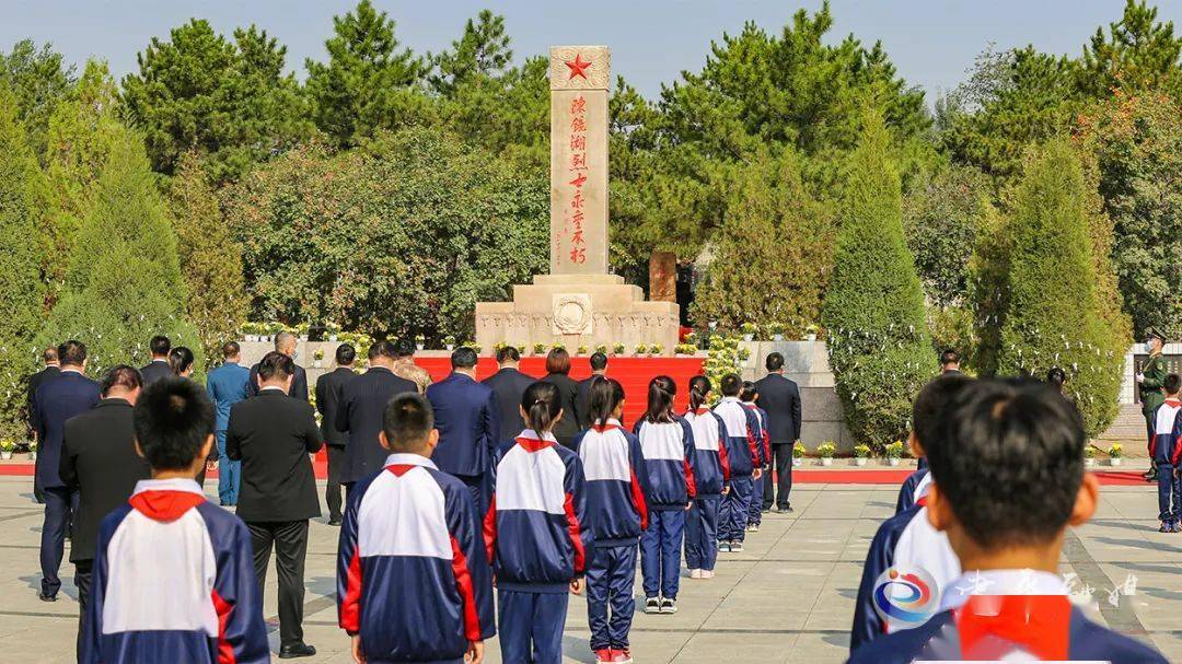 建平县举行烈士纪念日向烈士敬献花篮仪式