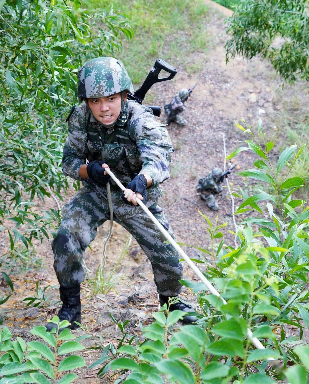 走近两栖特战尖兵:陆地猛虎 海上蛟龙_侦察