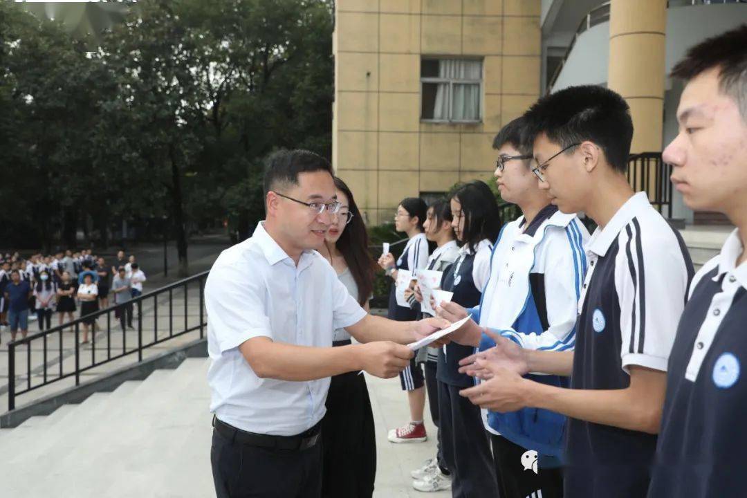 翁胜华校长为二等奖获得者颁奖同学们踊跃参与,以庆祝建党100周年为