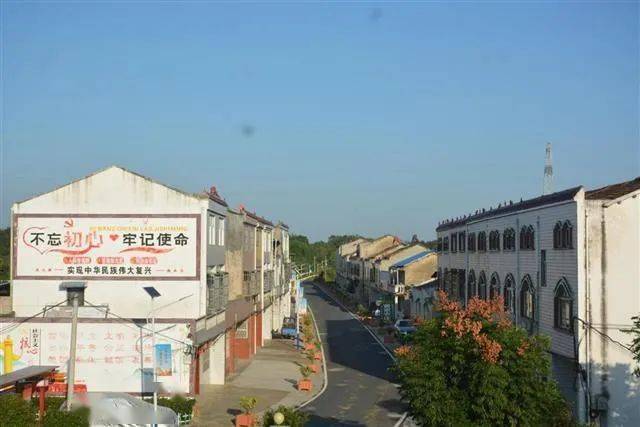 安陆市烟店镇胜利村由原来的黄棚村,官堰村合并而成,主要产业有虾稻