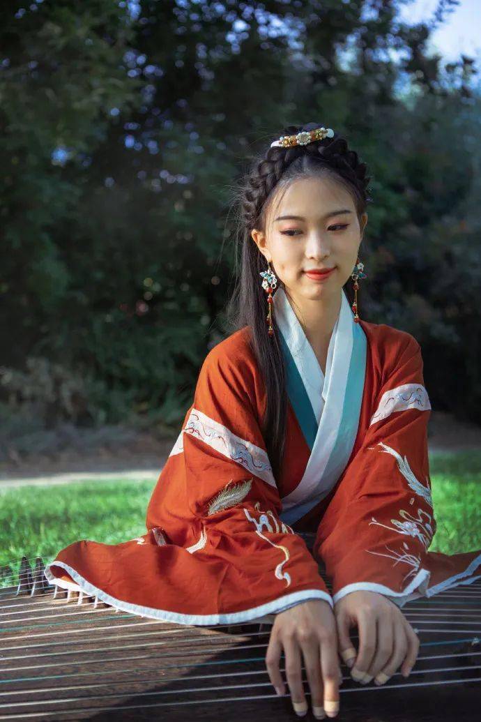 一人一生活彭静旋她把古筝带到法国的街头让高山流水征服那些老外