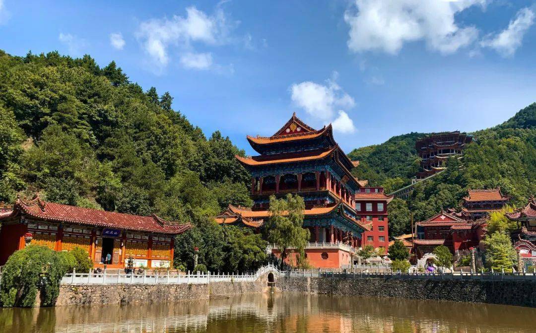 数经变迁,至九十年代 五台山大德高僧--海正法师于此地矢志建寺 清代