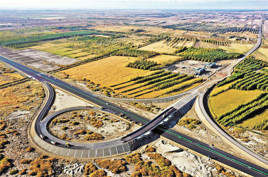 正在建设的精阿高速公路博乐段