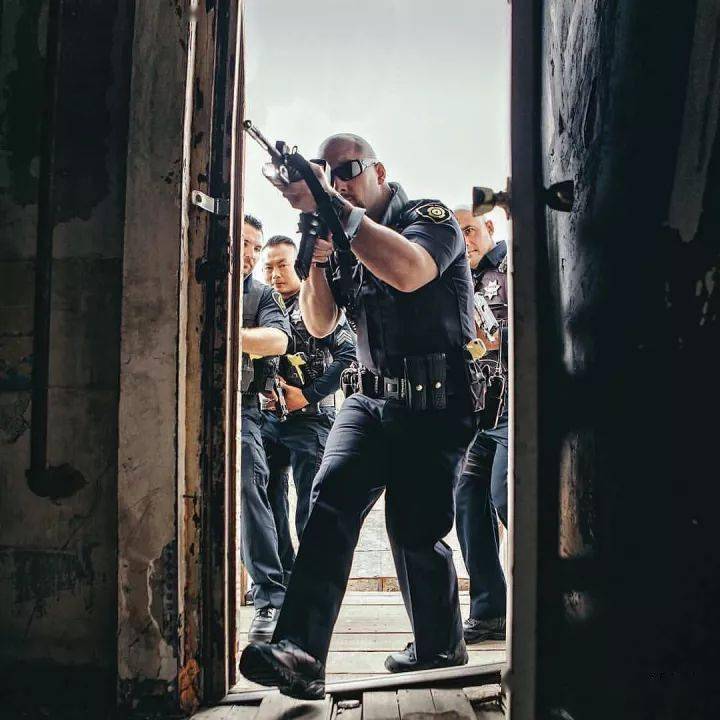 【美国警察图集】世界上掏枪概率最高的警察群体
