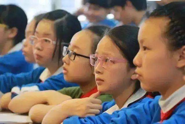 医学上近视超过600度(儿童大于400度),眼轴长度大于26毫米的屈光不正