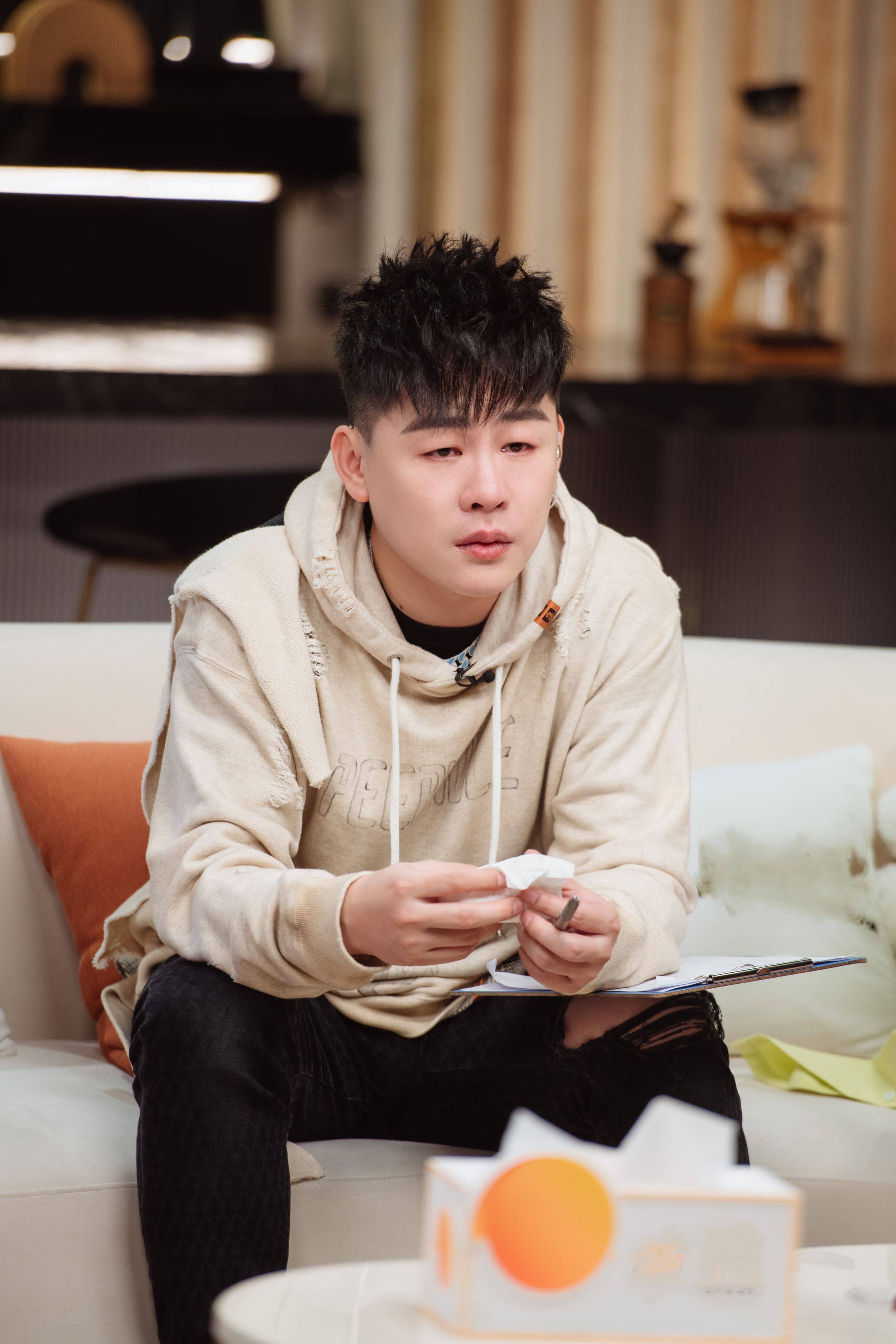 胡彦斌新综艺中破防落泪哭红眼睛颜值变化大被指撞脸张大大