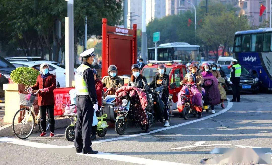 衡水市民骑电动车戴头盔已成自觉!