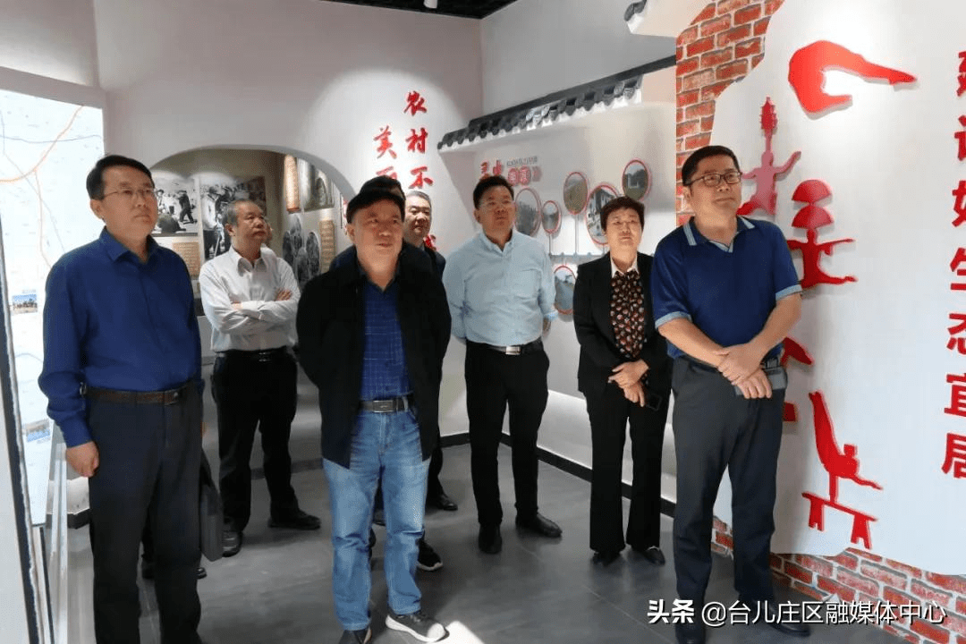 枣庄市社科专家服务团来台儿庄区马兰屯镇调研双十镇建设情况