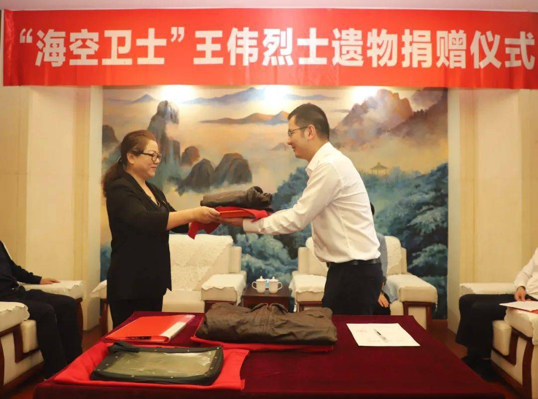 王纲会见"海空卫士"王伟烈士遗孀