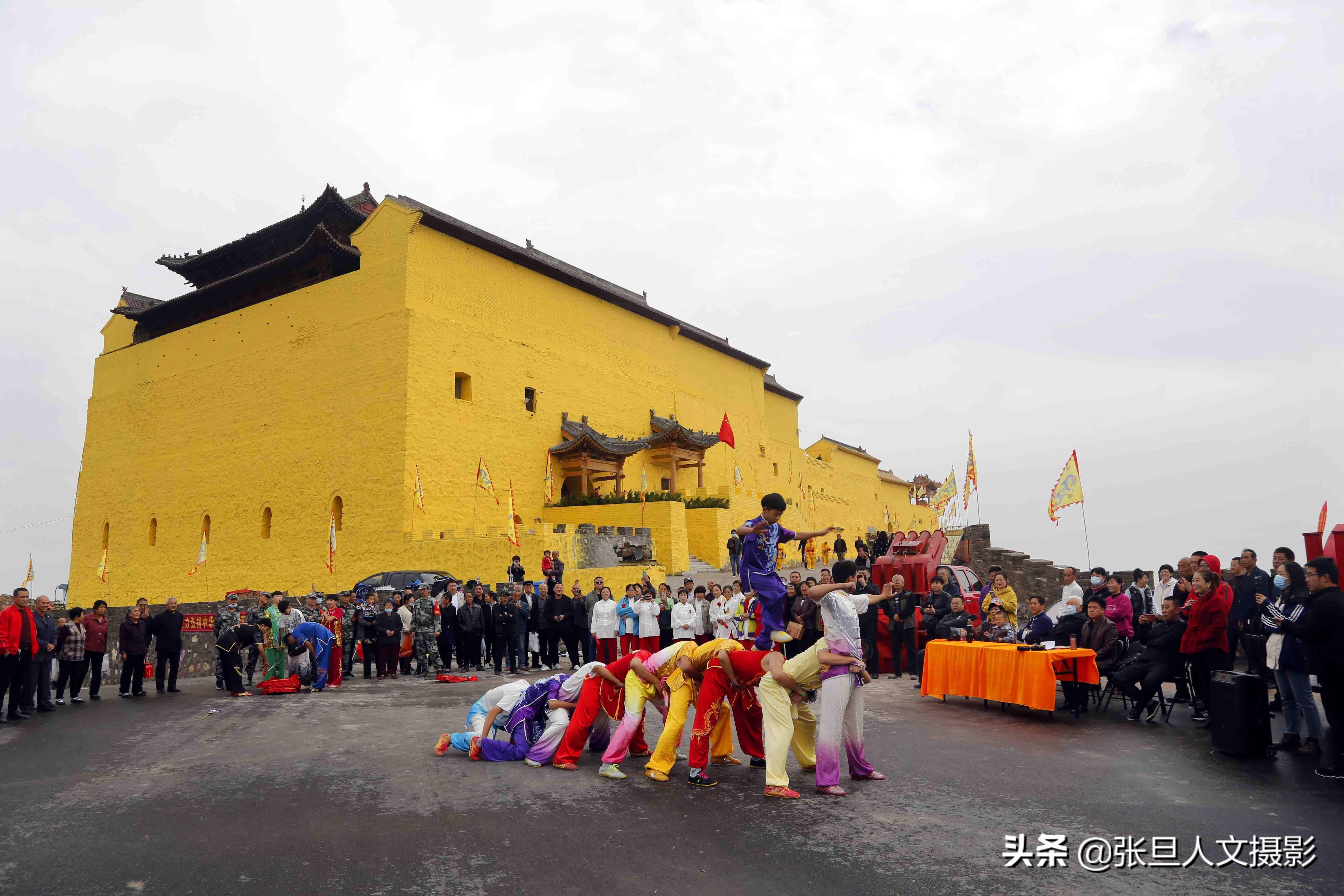 九月九数万人云集在天寿山锣鼓喧天中出现奇观俯瞰寺庙景色太美了