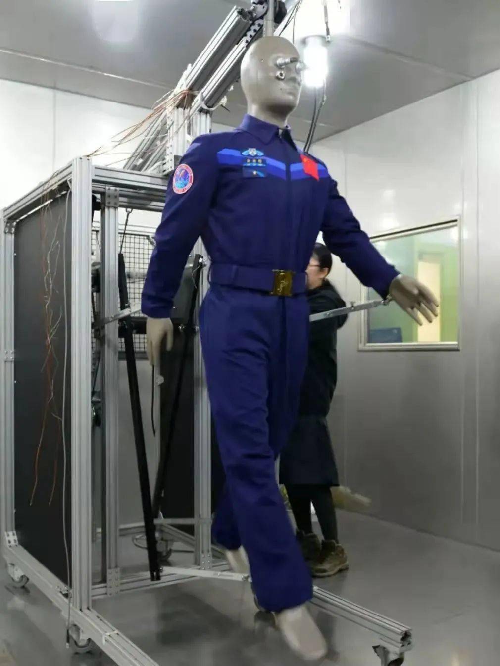 能够与东华大学合作参与国家神舟飞船系列航天员服装项目的研发,提供