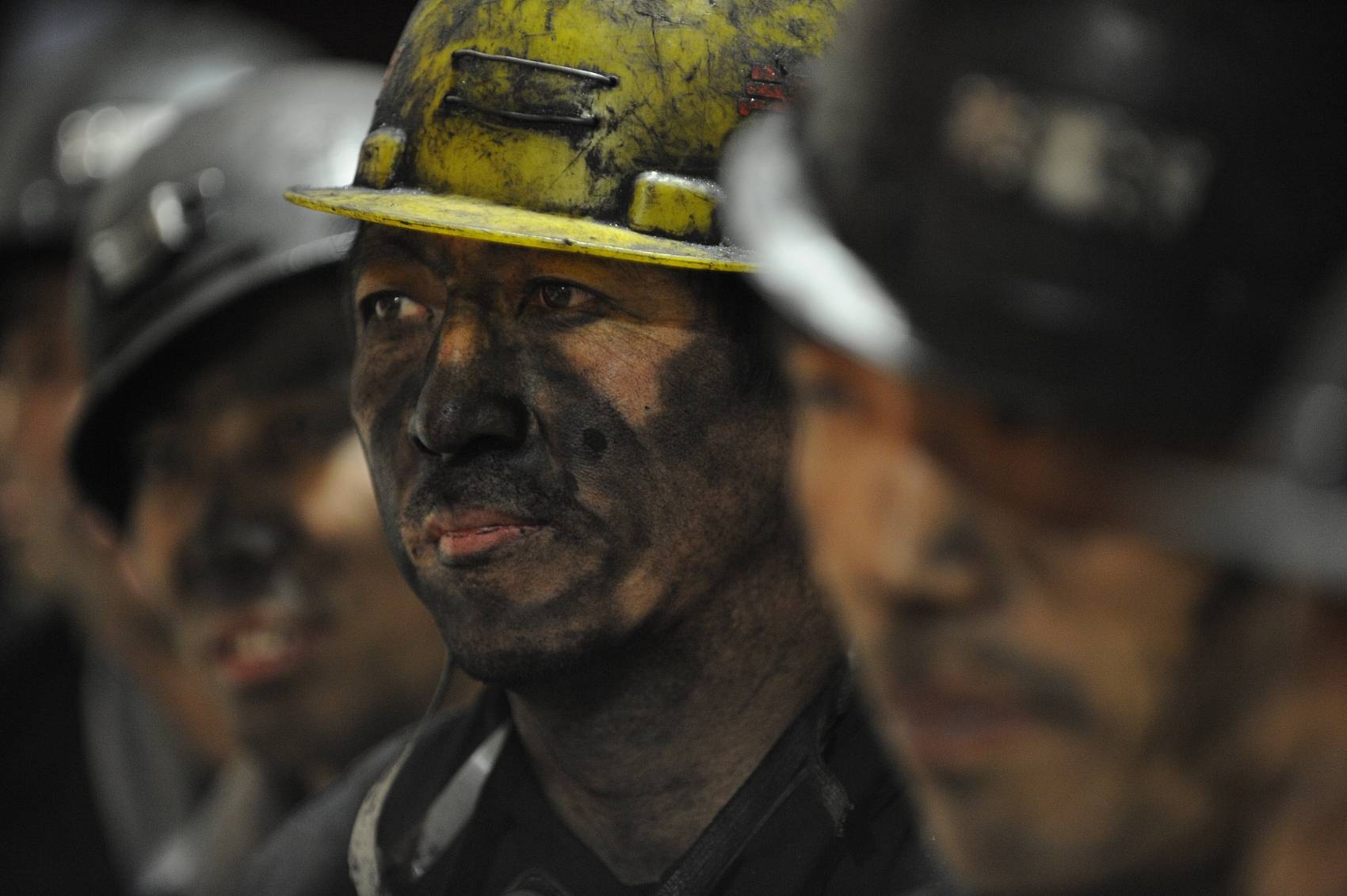 (一名井下作业的煤矿工人满脸灰尘.图片来源/视觉中国)