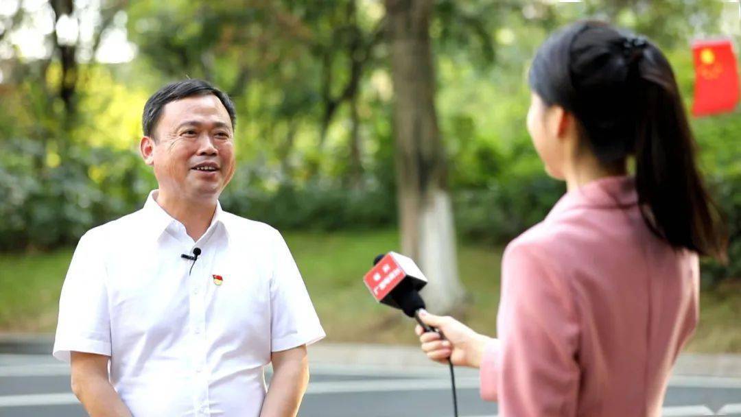 贯彻党代会精神书记谈发展专访章贡区委书记连天浪
