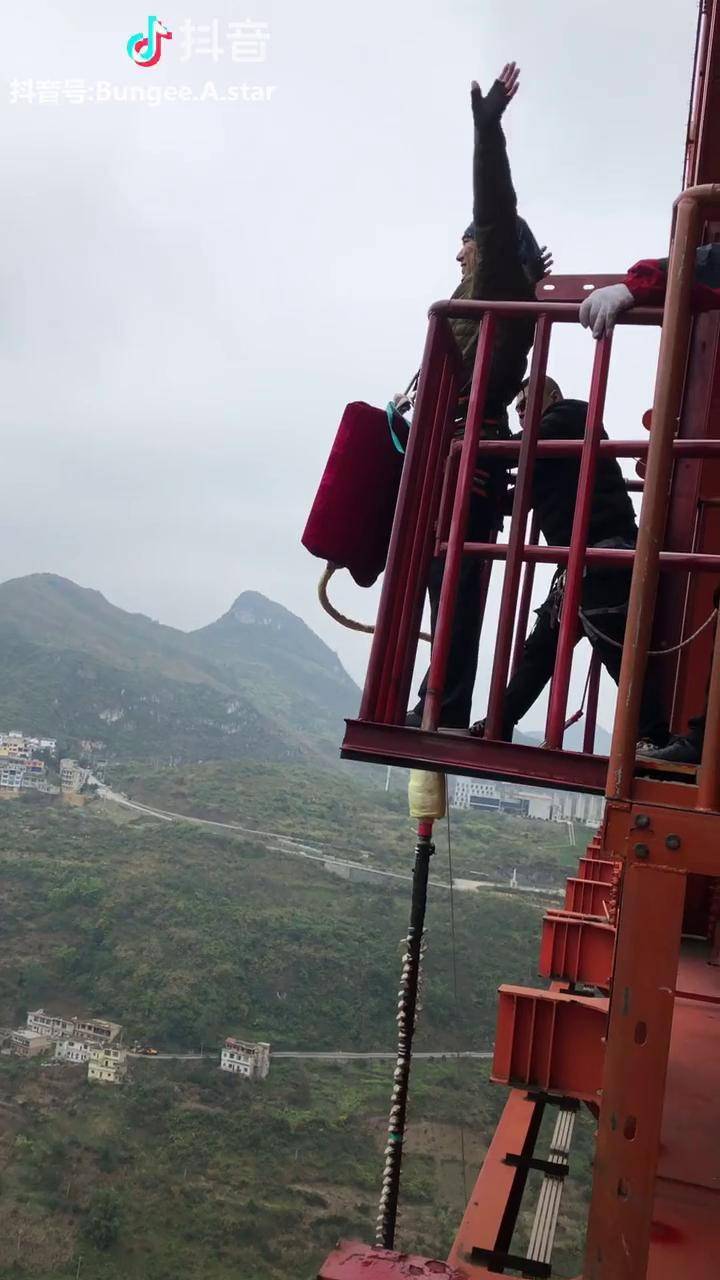 贵州坝陵河大桥370米高空蹦极你可以像他一样优美的跳下去吗