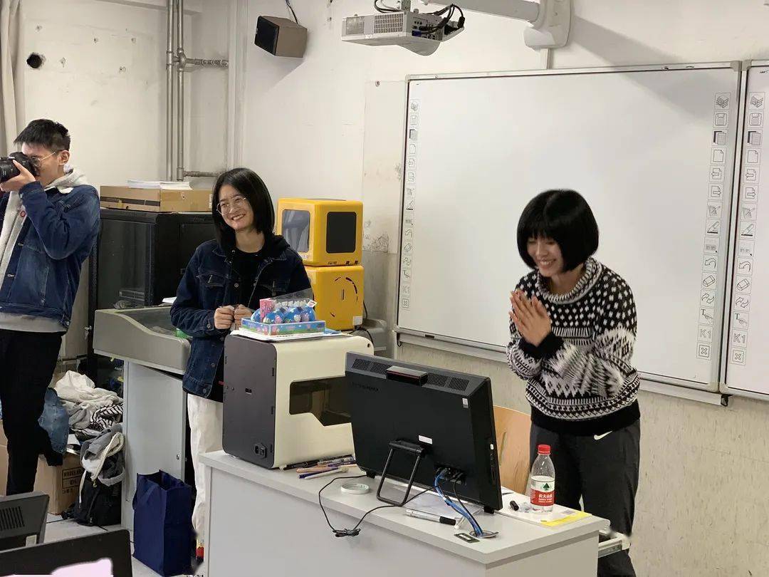 年度教学十佳李佳佳和学生们一起做一些有趣的事