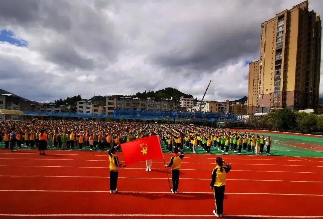 周宁县实验小学城北,城西两校区于10月11日上午同步举行了"红领巾心向