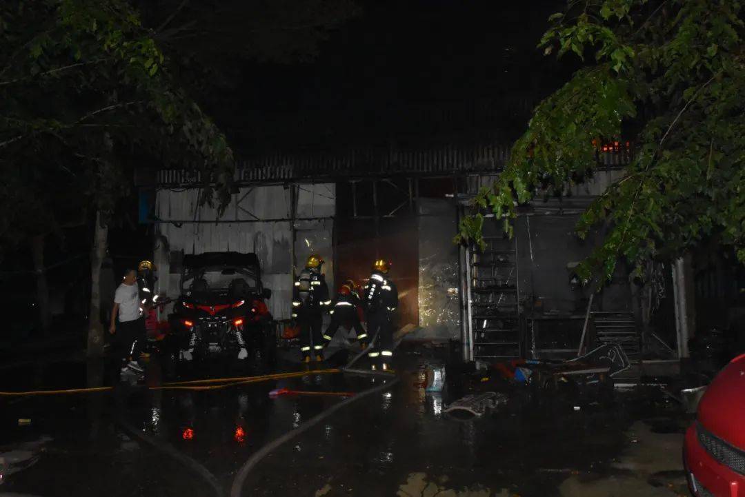 传出爆炸声!文昌一店铺突发大火猛烈燃烧,有人被困()