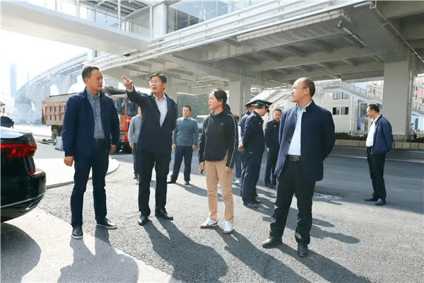 10月26日,区委副书记,区长鲁先贵,区领导王建明,夏彬带领区政府办,区