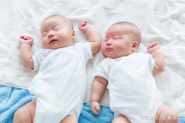 產婦一胎生下兩個寶寶，老公開心不已，醫生反駁：這并不是雙胞胎