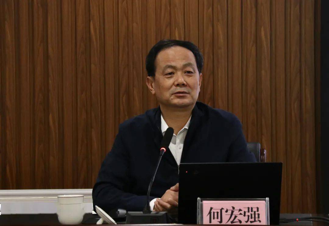 市委市直机关工委书记何宏强以《学"七一"讲话,做合