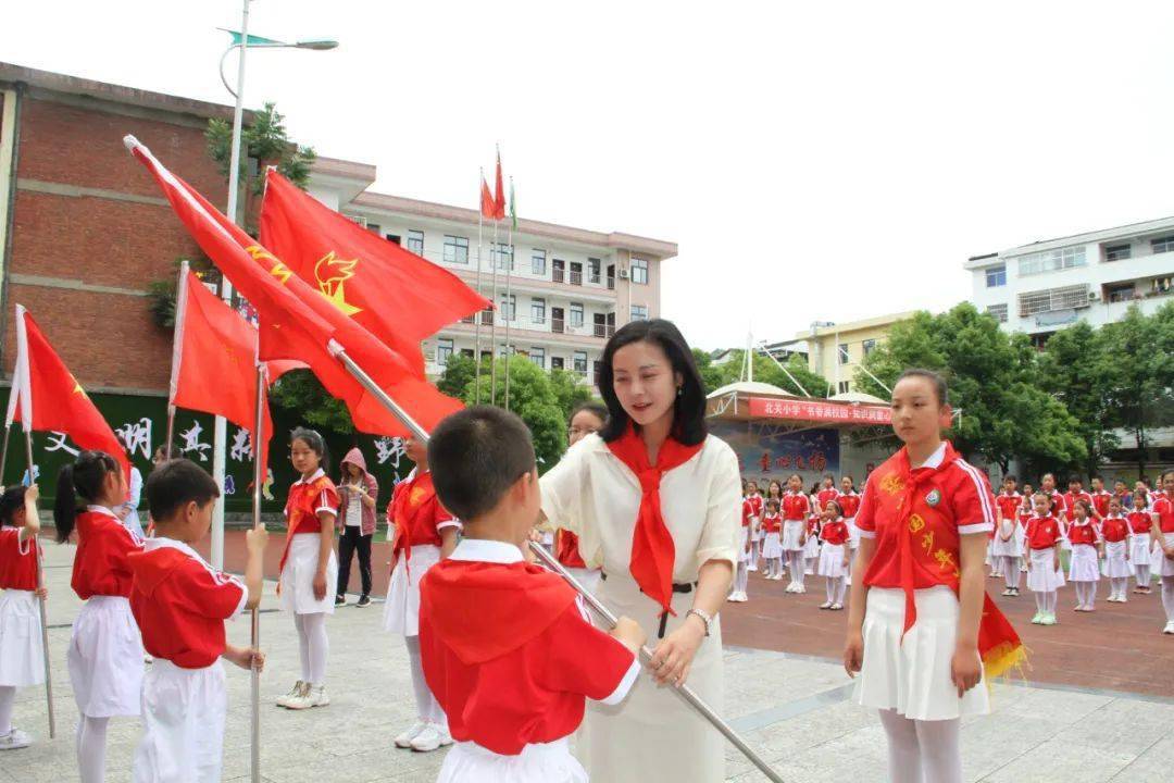 委员风采张俊乐润山花朵朵开