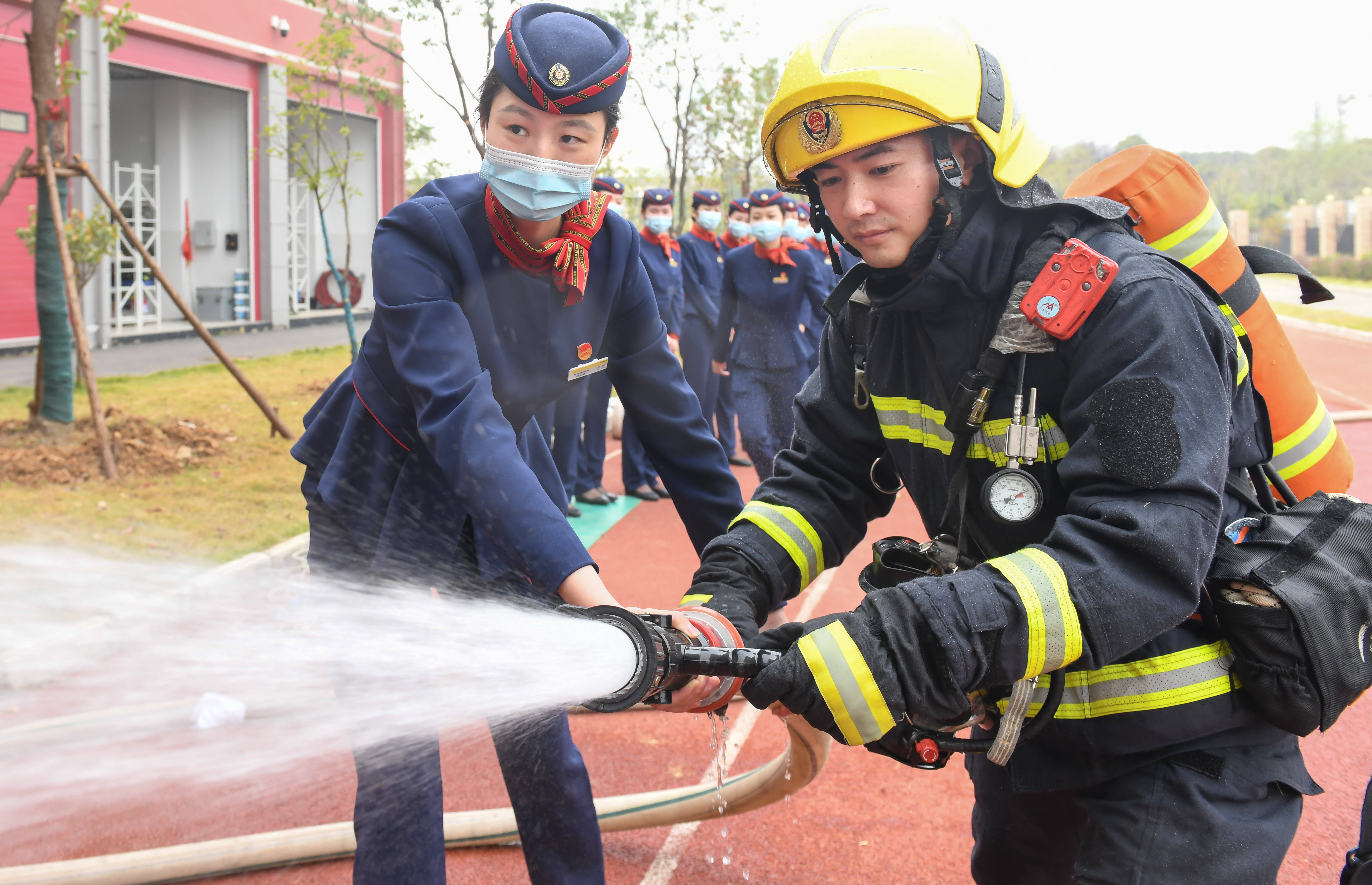 湖北武汉:高铁乘务员走进消防救援站