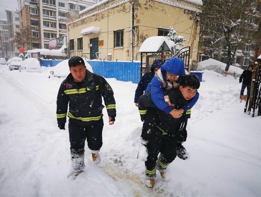 阜新消防暴雪中救援不停