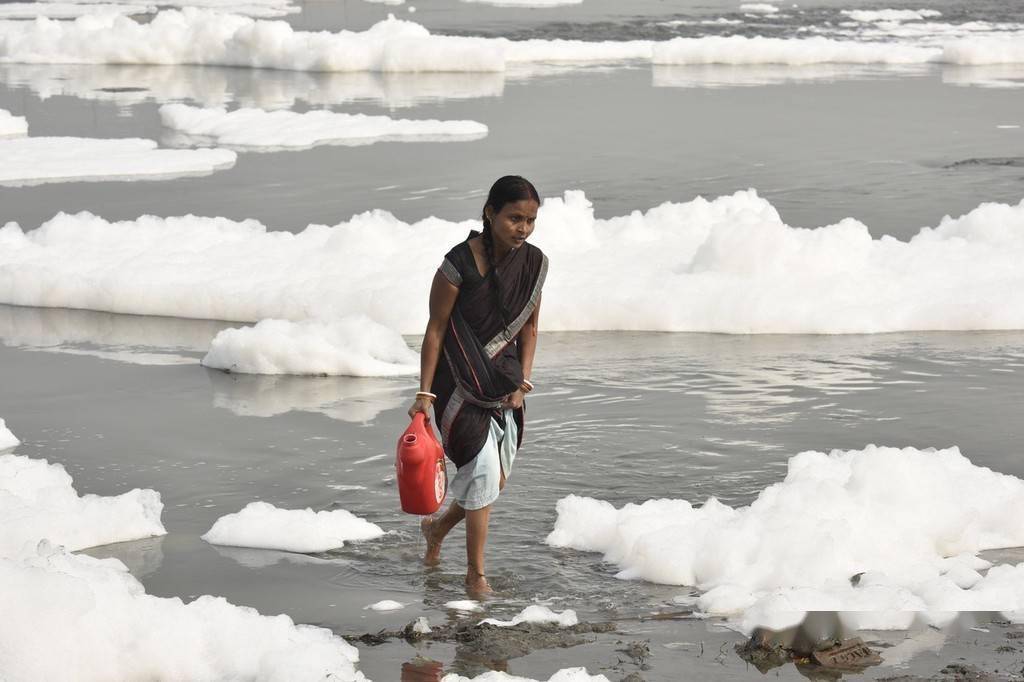 触目惊心!印度亚穆纳河遭受污染泛有毒白泡沫