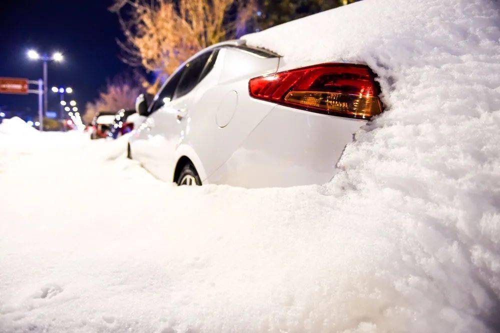 11月10日,在内蒙古通辽市,汽车被积雪覆盖.