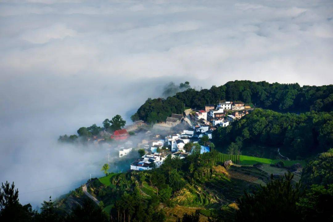 柘荣县英山乡半岭村依托特有的森林公园,交溪大峡谷等景观,建设休闲