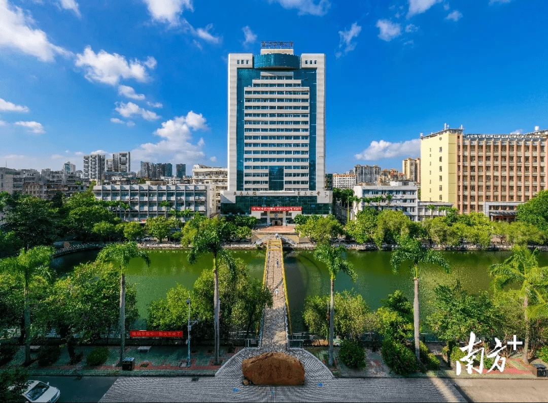 广东医科大学一所高校拥有四个校区,三个校区在湛江!