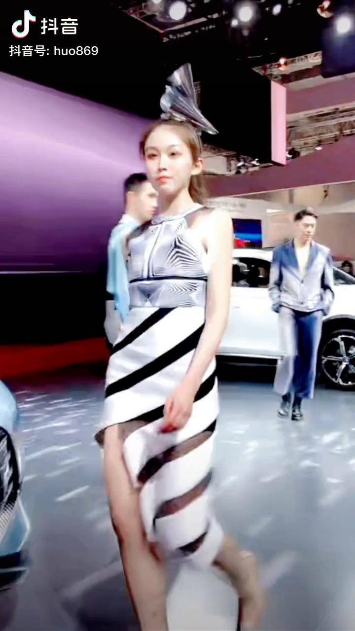 最美车模刘婷走秀现场最美车模刘婷车模小姐姐车展现场美女女神神仙