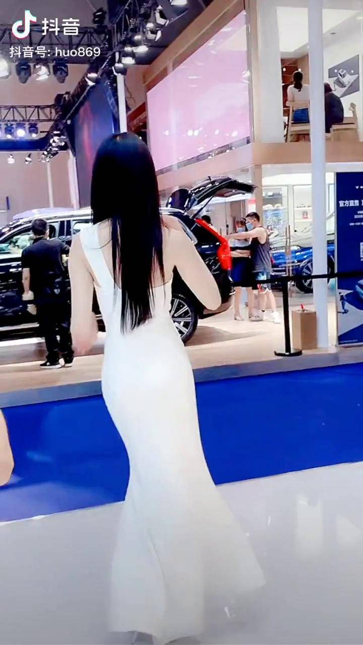 最美背影女神背影女神美女最美车模最美车模抱起小熊就跑美女