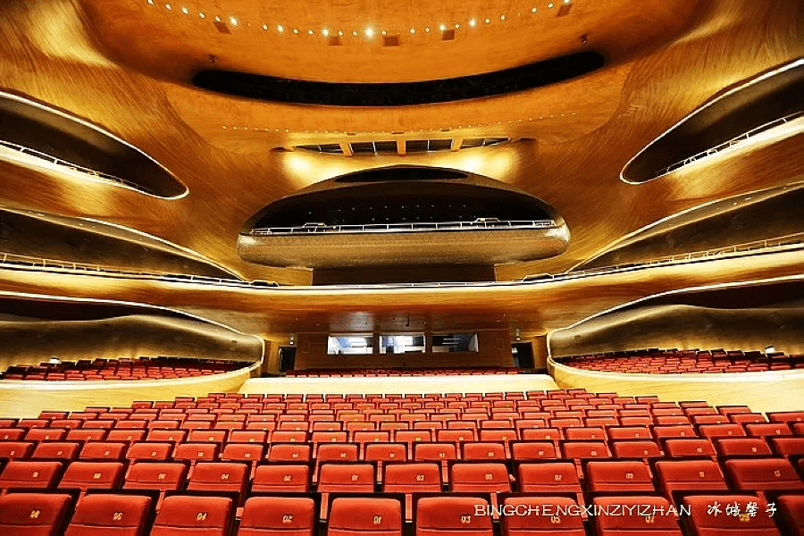 剧场内采用多岛式看台的流线造型与建筑外造型的整体风格相统一.